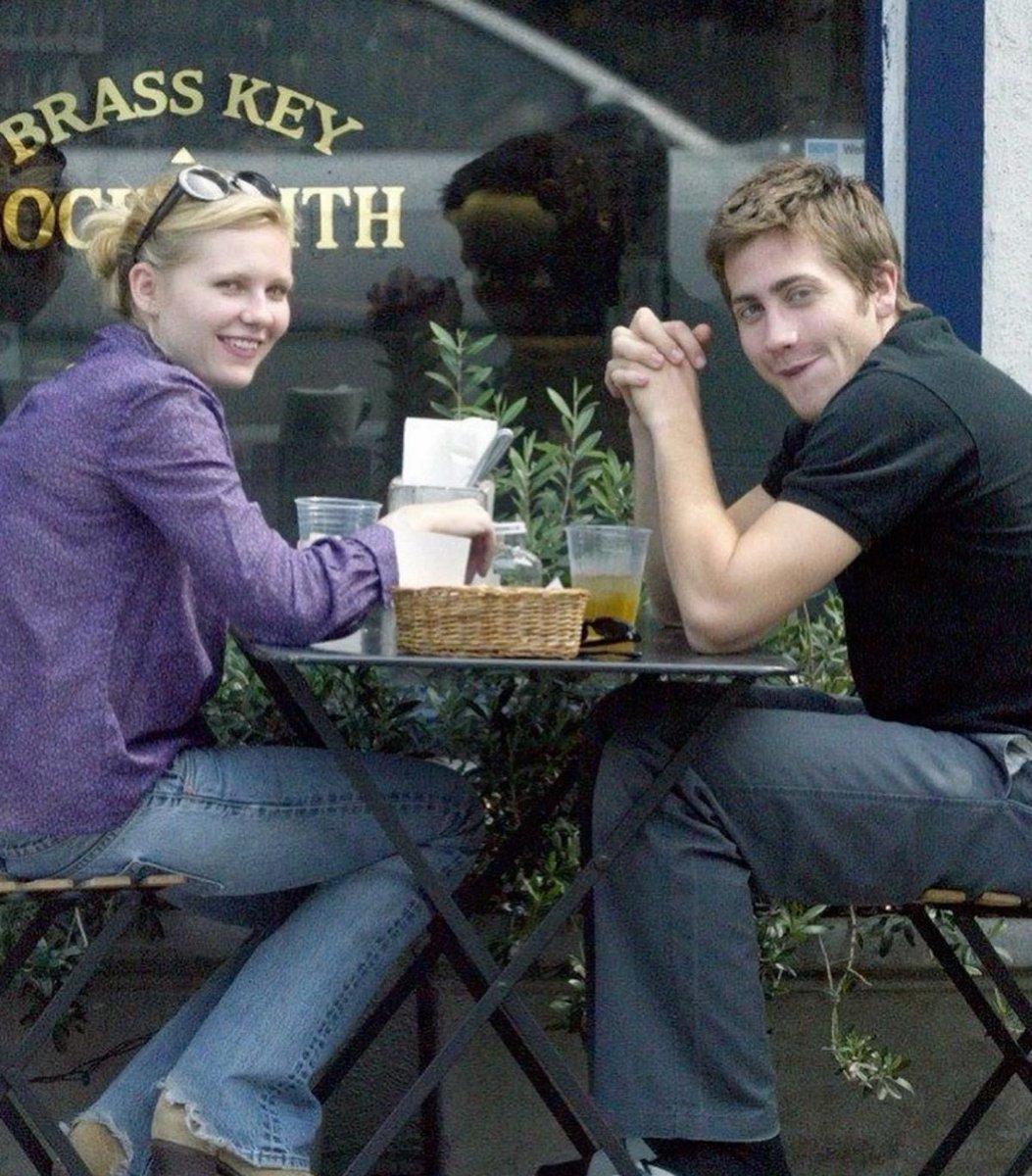 welcome_jpeg's tweet photo. kristen dunst &amp; jake gyllenhaal https://t.co/75XCHO23c9