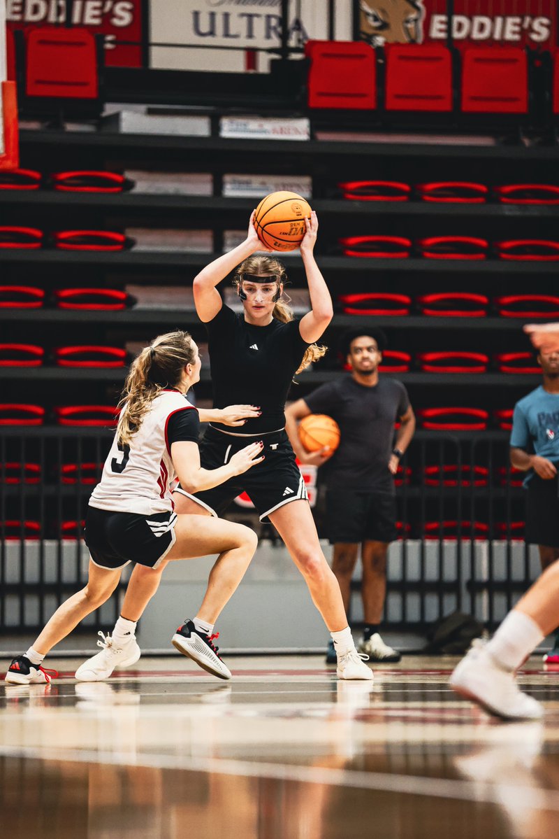 SIUEWBB's tweet photo. Day 1!
#2feetin https://t.co/wuu6D1kGns