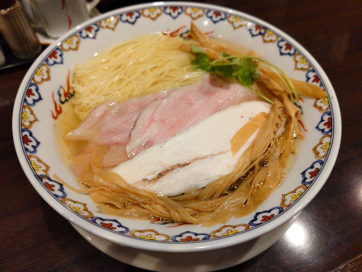 kwS8i9INRc3LdpS's tweet photo. #ラーメン
「やきとり遊喜」さんで
１杯目は『地鶏そば（塩）』
おなかペコペコMAXの空きっ腹にしみる〜。
鶏🐔のうまみがダイレクトに来ます。
いつものチャーシューもうまいけど
鶏チャーシューこれジューシーでほんとおいしい⚡️激うま〜✨️
大好物で迎えるしあわせな朝☀
ご馳走さまでした🙇‍♂️ https://t.co/58Lciyj8BS