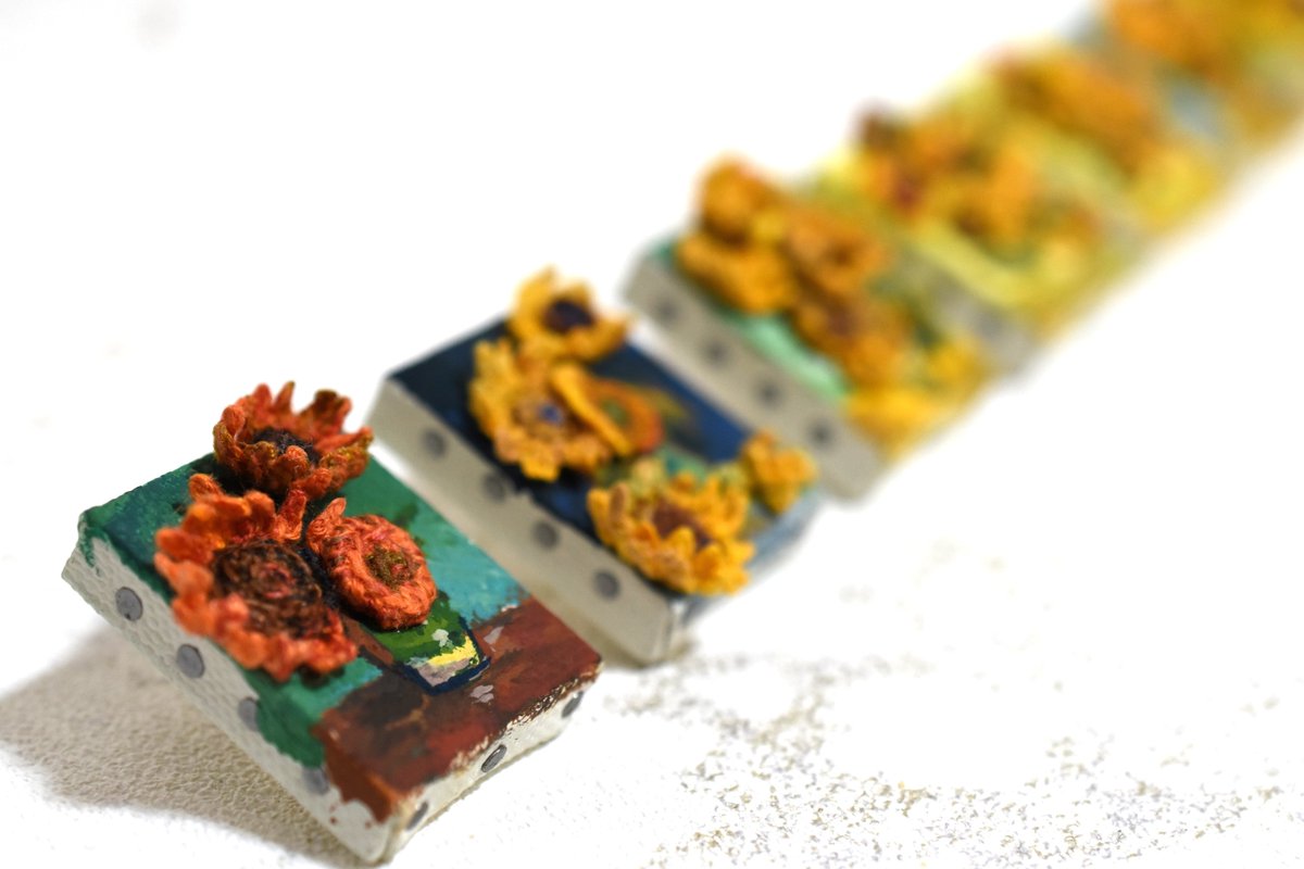 graffy_naoko's tweet photo. ＼ #コレクター魂が騒ぎ出す !!／
７枚の〈ひまわり〉はgraffyの代表作🌻
2.5×3cmの小さなキャンバスに
糸を編んで花を咲かせました🌻
裏にはピンが付いていて身に着けて楽しむことも◎
私が揃えたくて作ったシリーズですが
お客さまからも「集めたい！」のお声をよくいただく作品です🌻
#365DIYtheme https://t.co/SNb60TZ0Bw