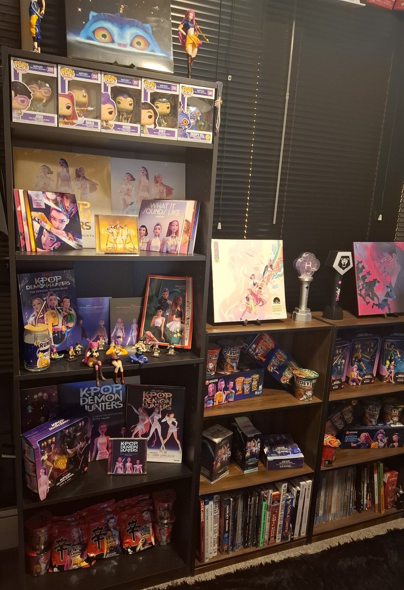 RumsterRumi's tweet photo. My K-pop Demon Hunters collection so far 💙🌟 https://t.co/AvrCqavPSs