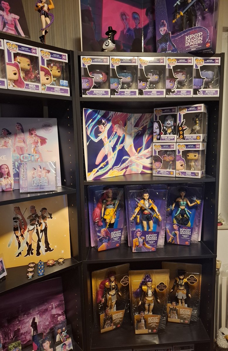 RumsterRumi's tweet photo. My K-pop Demon Hunters collection so far 💙🌟 https://t.co/AvrCqavPSs