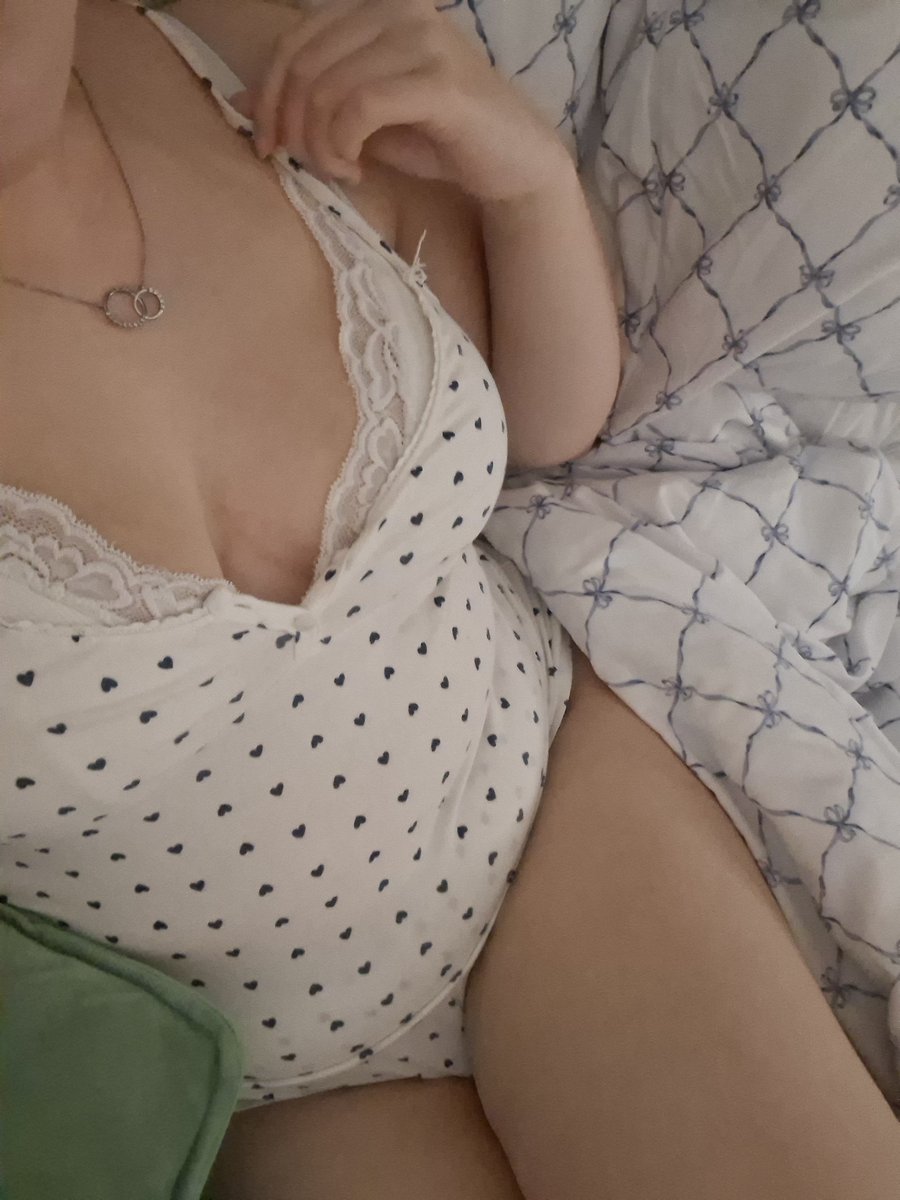 help94401449's tweet photo. empty space in my bed if anyone wants it btw https://t.co/fjqZXEMxT8