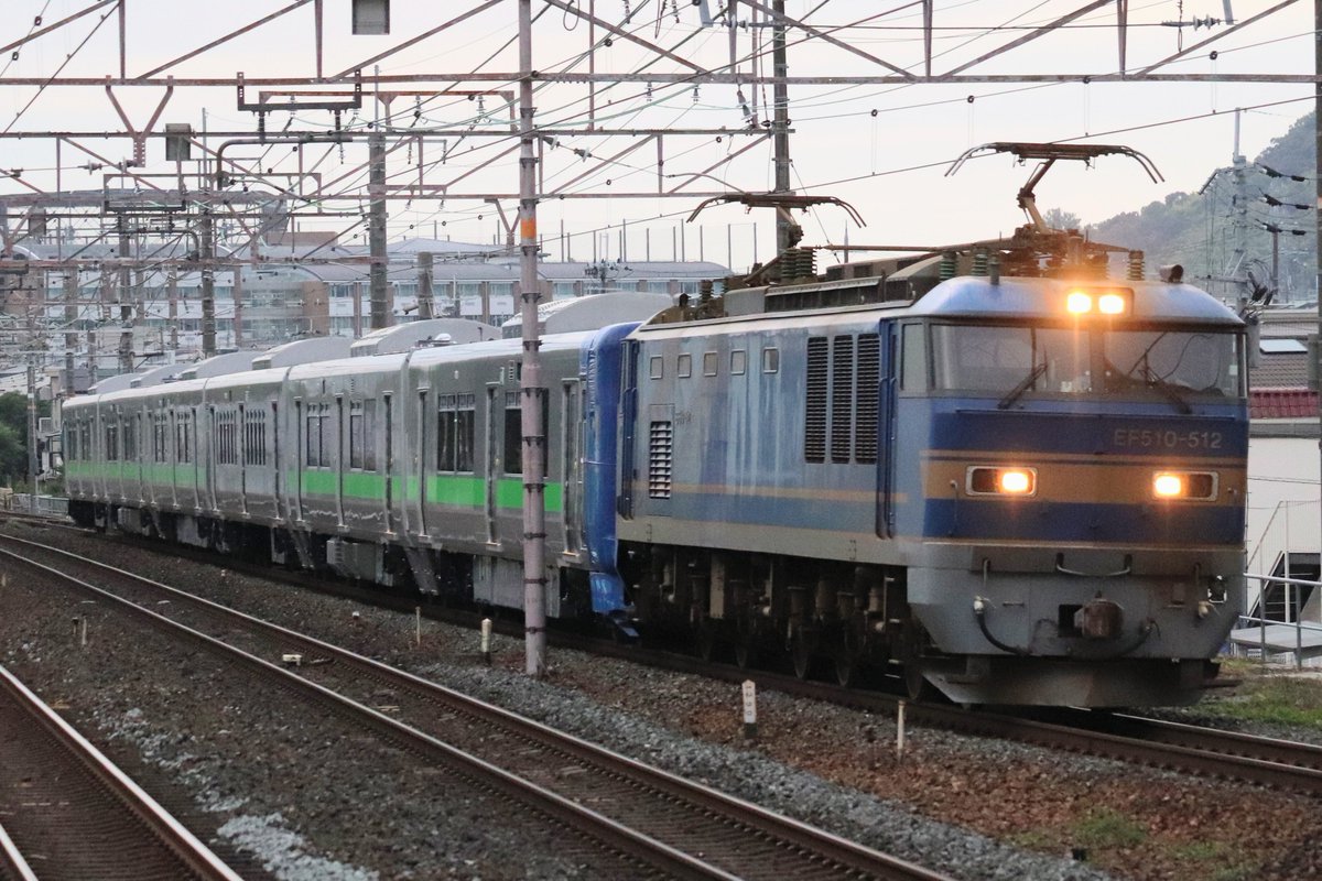 twihokuto's tweet photo. 本日は、これだけ朝練鉄活📷
uシート車両には、帯無し

ソロソロ早朝の鉄活は、露出が厳しい時期になってきましたわ😅 https://t.co/18NmR0QMUv