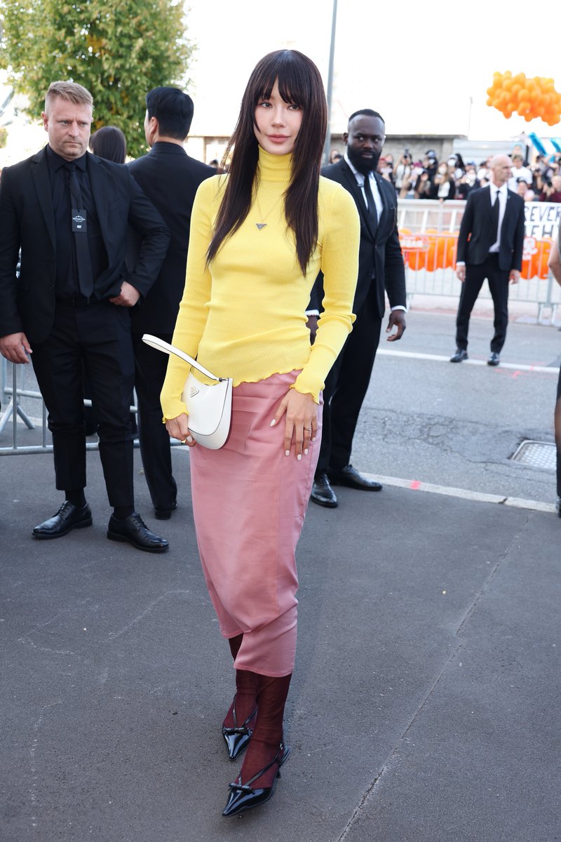 otpcnews's tweet photo. สะกดทุกสายตา! "น้ำตาล ทิพนารี" สวยแพงระดับเวิลด์คลาส นั่งฟรอนต์โรว์ Prada ครั้งแรกในฐานะ Brand Ambassador

NAMTAN BA PRADA SS27

#PradaSS27xNamtan
#namtantipnaree
#PRADASS27 
#PRADA

เก็บตกภาพความประทับใจของ "น้ำตาล ทิพนารี" @NamtanTipnaree ในฐานะ Prada Brand Ambassador คนล่าสุด ที่เดินทางไปร่วมชมแฟชั่นโชว์ Prada Spring Summer 2027 Womenswear Show ณ กรุงมิลาน ประเทศอิตาลี ซึ่งถือเป็นการปรากฏตัวนั่งฟรอนต์โรว์ในฐานะแบรนด์แอมบาสเดอร์อย่างเต็มตัวเป็��ครั้งแรกได้อย่างสง่างามและโดดเด่นสะสายตาทุกมุมมอง