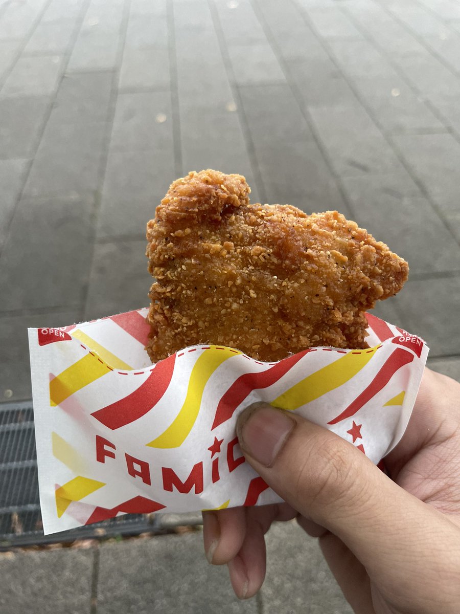 gaw_johny's tweet photo. 夜行バス後の朝のファミチキいただきやす

幕張メッセ向かうぞ！
待ってろ超PMAM🔥🔥🔥 https://t.co/LEhRGjF38z