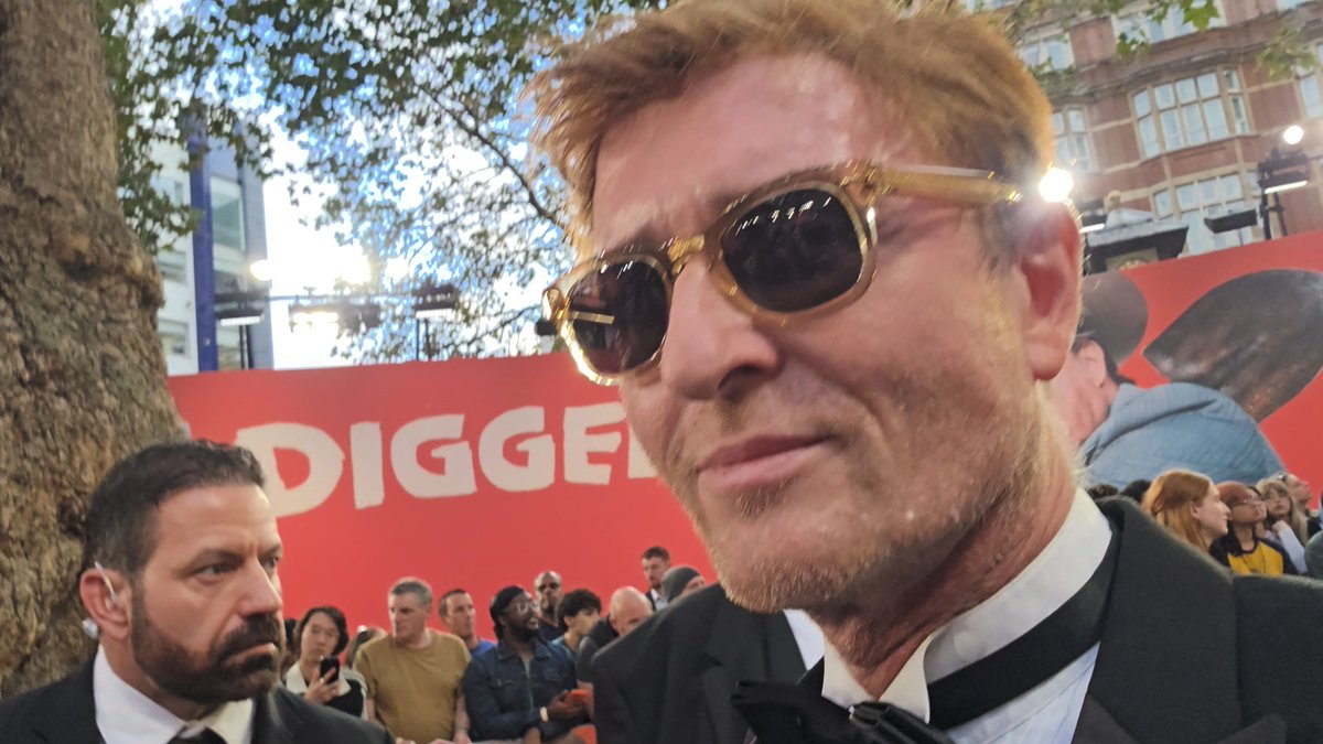 virtualee2000's tweet photo. @ThatChrisGore @mypalal Yes, I just attended the Royal Film Performance and World Premiere in London https://t.co/SQVwEEcSfk