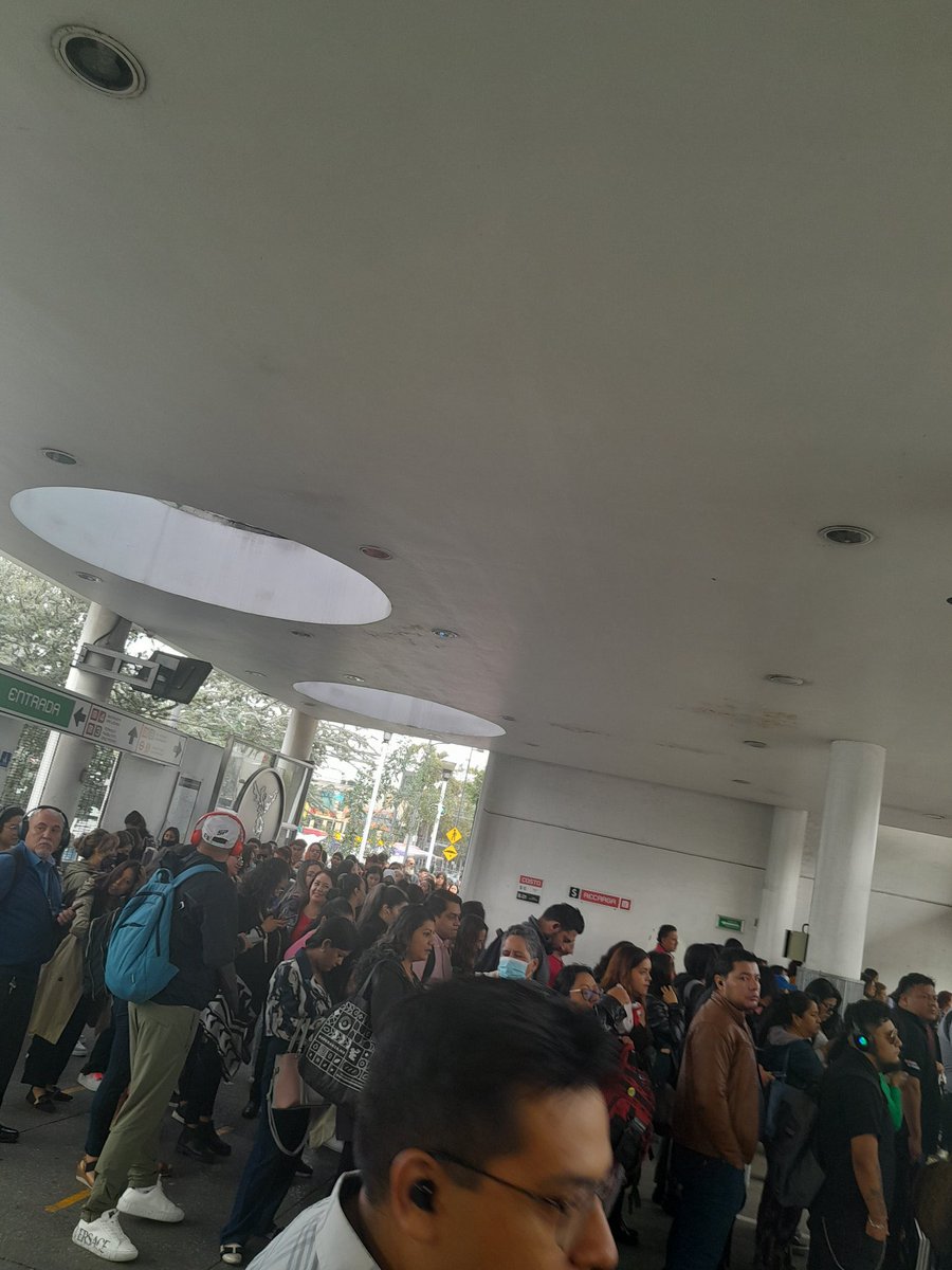 osvaldoags's tweet photo. Construir más línea de metro para que la gente pueda moverse rápido (en lugar de construir lentas líneas de autobuses que nacen saturadas y que hacen que la gente prefiera comprarse un auto), es una acción que contribuye al cuidado del medio ambiente 🌎. #DíaMundialSinAuto https://t.co/8aCUksNUcC