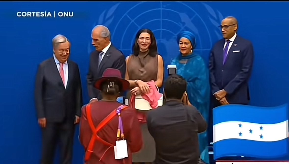 Euniceumanzor14's tweet photo. ¿Cuál es la función de Monique Asfura en las Naciones Unidas? 

Y no se enojaban con Héctor Zelaya por andar con la presidenta Xiomara? 
¿Esto no es nepotismo?

Literalmente anda “pijineando” con nuestros impuestos, mientras el pueblo agoniza sin salud, sin empleo, sin seguridad. https://t.co/elrXr5gWAS