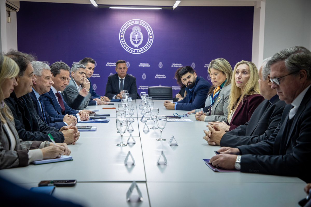 AleMonteoliva's tweet photo. Vayan y anuncien: continuamos preparando la visita del Papa León XIV a la Argentina.

Hoy, junto a Karina Milei, monseñor Marcelo Colombo, monseñor Jorge García Cuerva y los ministros de Seguridad de Ciudad de Buenos Aires, Provincia de Buenos Aires y Provincia de Córdoba, nos volvimos a reunir para ajustar cada detalle.

El 9 de noviembre será feriado nacional y el 10 y 11 habrá feriados en las jurisdicciones correspondientes. Además, los 23 gobernadores y el jefe de Gobierno de la Ciudad serán invitados al encuentro del domingo en el Palacio Libertad.

El Papa es de todos los argentinos. Por eso trabajamos juntos y con un mismo objetivo: que esta visita se viva con seguridad y orden.