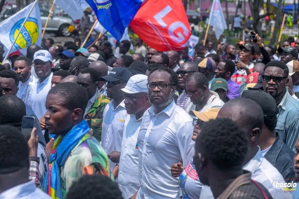LFranceKuzikesa's tweet photo. L’Union Sacrée compte 428 partis politiques avec à sa tête un Président de la République disposant de l’appareil d’État, des finances et du pouvoir publics,  ne peut être comparée à la C64, qui ne regroupe que 4 partis politiques et 3 associations dont les leaders se trouvent dans l’opposition, dépourvus des mêmes moyens institutionnels.

Comparer leur capacité de mobilisation est donc, à mon sens, de la stupidité politique avérée.
La comparaison la plus objective serait plutôt celle des résultats de Félix Tshisekedi et Martin Fayulu à la présidentielle de 2018, lorsqu’ils étaient tous deux dans l’opposition. #Recteur