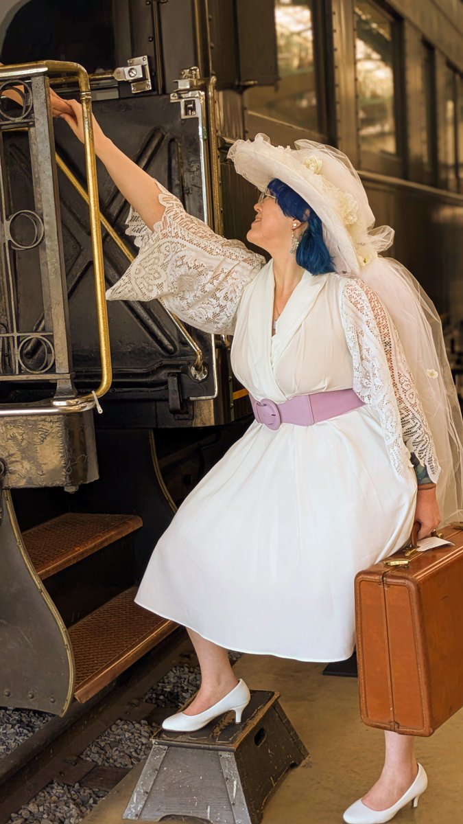 RunningSumErins's tweet photo. Got to live my dream of being a 1930's railway starlet this weekend 🥺

The museum's hat belonged to Miss Phoebe Snow, a WW1 lady who advertised Lackawanna Railroad's "clean burning anthracite coal" by wearing all white near the smoke plumes 🤍 https://t.co/aKvUV8daJe