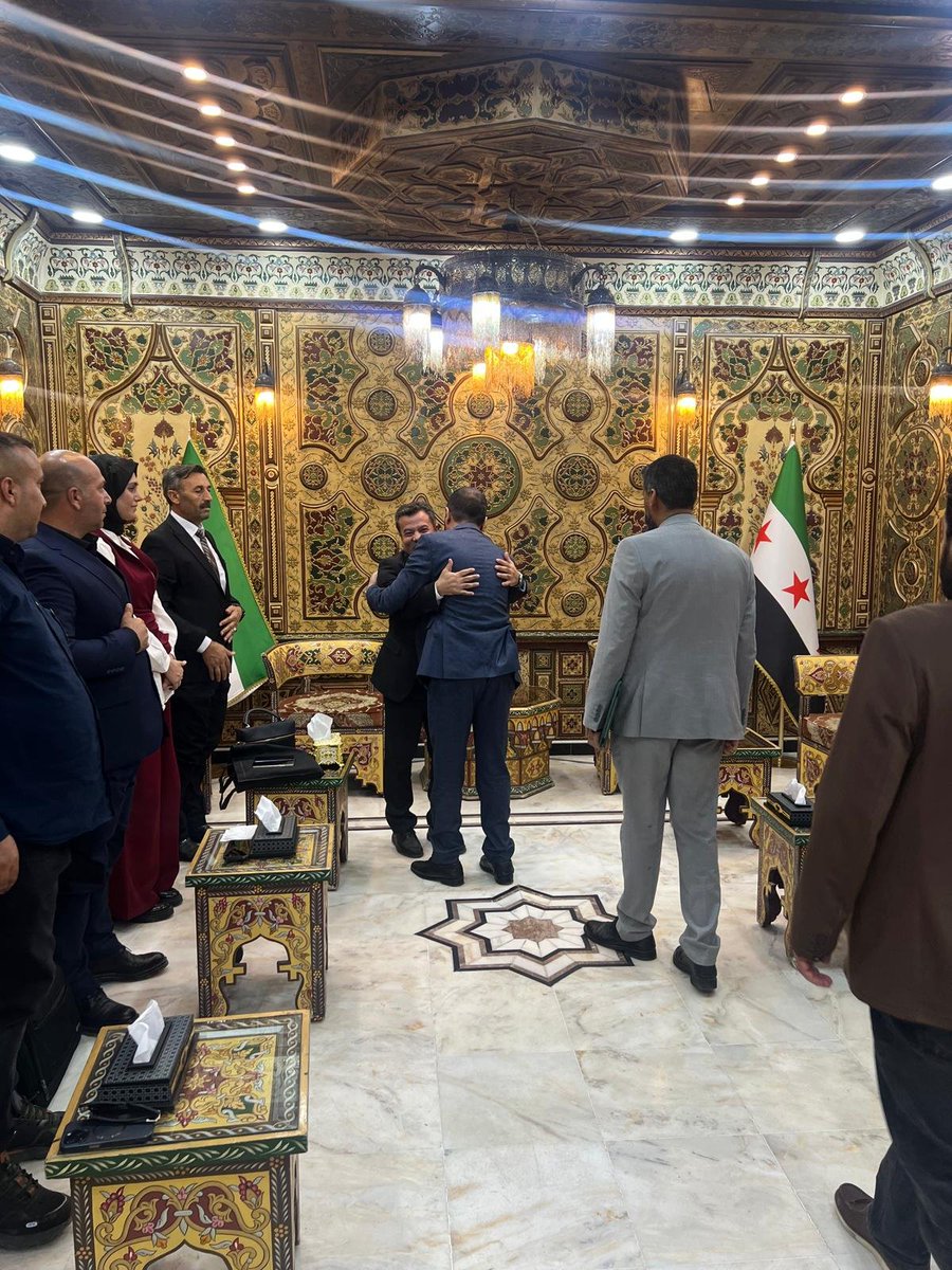 DITIYADGlobal's tweet photo. Genel başkanımız Sn. Mahmut Demir ve yönetim kurulu üyelerimiz Deyr Ezzor valisini ziyaret ederek,
Yapılacak yatırımlar ile ilgili istişarelerde bulundular.

Vali beye ve yönetimine misafirperverliklerinden dolayı teşekkür ederiz. https://t.co/ICc3KATozf