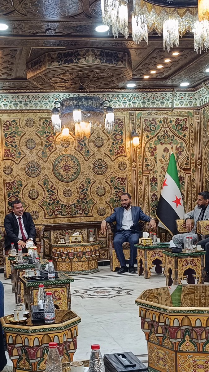 DITIYADGlobal's tweet photo. Genel başkanımız Sn. Mahmut Demir ve yönetim kurulu üyelerimiz Deyr Ezzor valisini ziyaret ederek,
Yapılacak yatırımlar ile ilgili istişarelerde bulundular.

Vali beye ve yönetimine misafirperverliklerinden dolayı teşekkür ederiz. https://t.co/ICc3KATozf