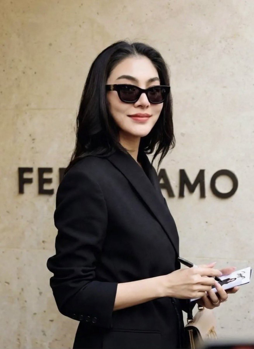 all_my_love_is's tweet photo. Love her smile 😃 

#Ferragamo
#FerragamoSS27
#FerragamoXFaye
#FayePeraya https://t.co/r8BBVHj88K