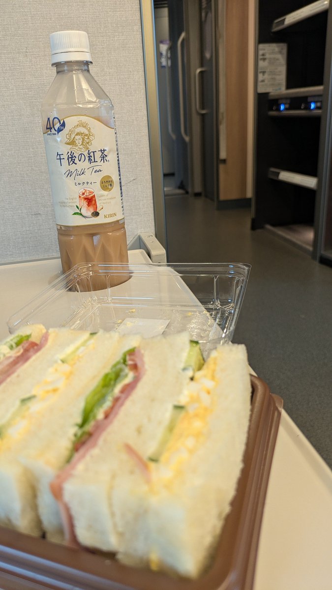 rrun_marisan's tweet photo. 新幹線でお出かけ。朝ごはんのサンドイッチ、コンビニで買うべきでした。。。 https://t.co/fNoyD1dHzw