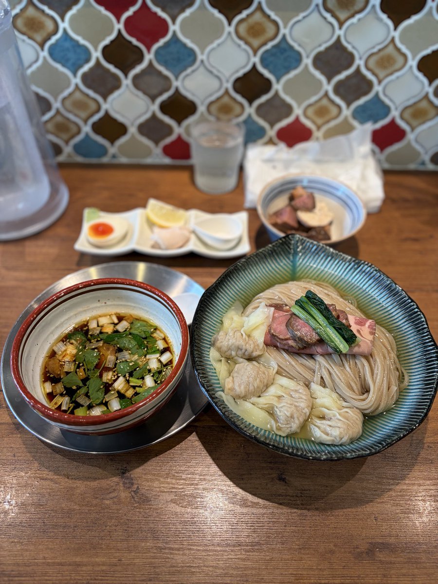 korahmen0929's tweet photo. 麺創房LEO #焼津市

昆布水のつけそば（大）、雲呑×2、端っこチャーシュー

LEOさんの昆布水は、他とは一線を画すから姿勢正しちゃうあるある言いたいw

アシコシしっかりとした唯一無二の自家製麺🍜

LEO焼豚、全部美味しいから端っこチャーシューが美味いのは、食べる前からQ.E.D.されてるのよっ🤩 https://t.co/tFURIJ30Fc