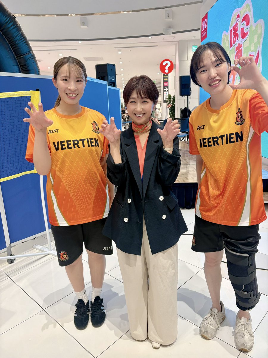 8chi1ho7's tweet photo. イオンモール津南で開催された「キッズスポーツフェス」で、#ヴィアティン三重女子バレーボールチーム　の #辻恵之 選手、#川瀬ちあき 選手とご一緒させて頂きました🎤
お二人とのトークショー、楽しかった〜😊バレーボール体験では子どもたちとハイタッチ！笑顔いっぱいの時間でした✨ https://t.co/D1S4NqZC9T