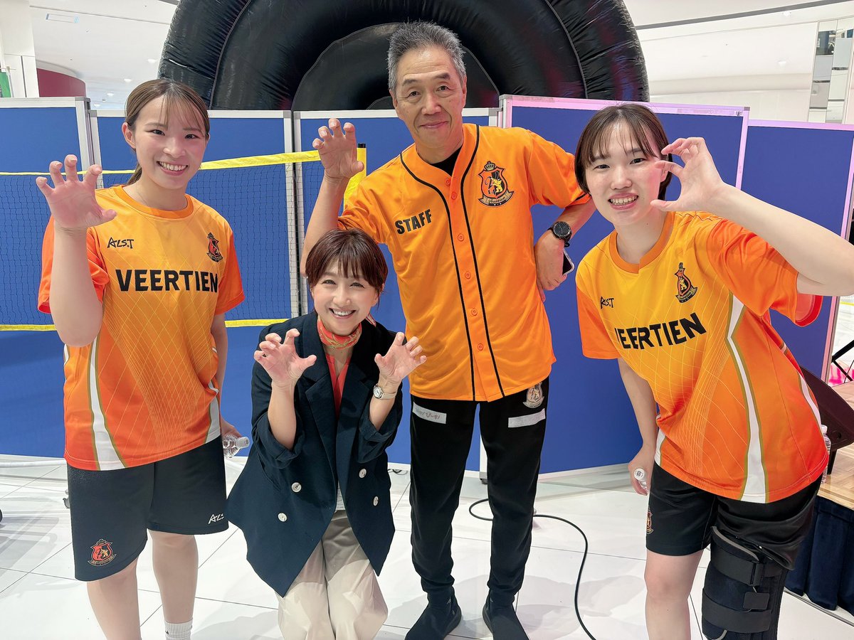 8chi1ho7's tweet photo. イオンモール津南で開催された「キッズスポーツフェス」で、#ヴィアティン三重女子バレーボールチーム　の #辻恵之 選手、#川瀬ちあき 選手とご一緒させて頂きました🎤
お二人とのトークショー、楽しかった〜😊バレーボール体験では子どもたちとハイタッチ！笑顔いっぱいの時間でした✨ https://t.co/D1S4NqZC9T