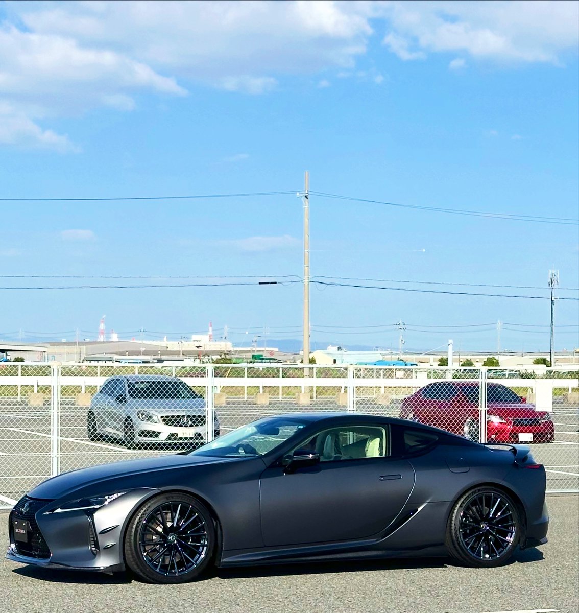 suzukid56's tweet photo. 泉大津フェニックスで開催された
LEXUS Special Meeting を見学してきました✨
会場にはLEXUS LCがずらり😍
普段なかなか見ることのできないLCを一度にたくさん見られて、めちゃくちゃ刺激になりました🔥
#LEXUS #LEXUSLC #LC500 #LEXUSSpecialMeeting #泉大津フェニックス #LCオーナー https://t.co/3J4WwdIxuS