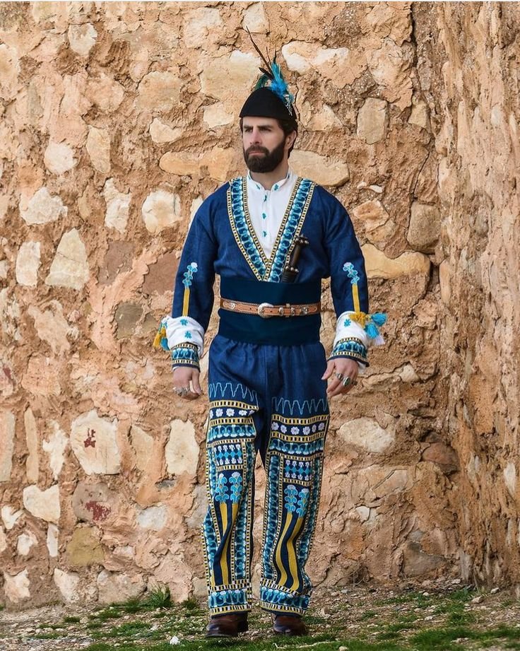 ArchVisionW's tweet photo. Assyrian man in traditional clothing 🇮🇶 https://t.co/KwiiPRkQUR