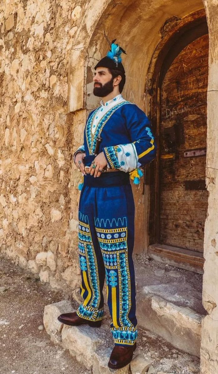 ArchVisionW's tweet photo. Assyrian man in traditional clothing 🇮🇶 https://t.co/KwiiPRkQUR