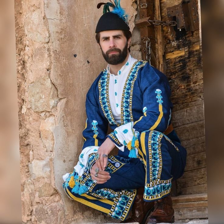 ArchVisionW's tweet photo. Assyrian man in traditional clothing 🇮🇶 https://t.co/KwiiPRkQUR