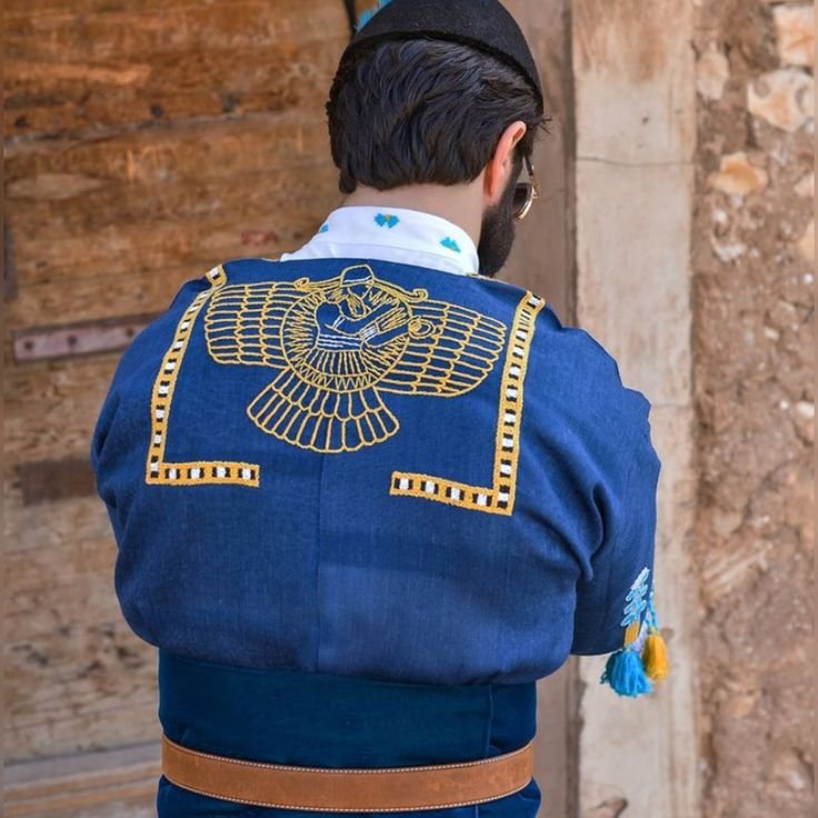 ArchVisionW's tweet photo. Assyrian man in traditional clothing 🇮🇶 https://t.co/KwiiPRkQUR