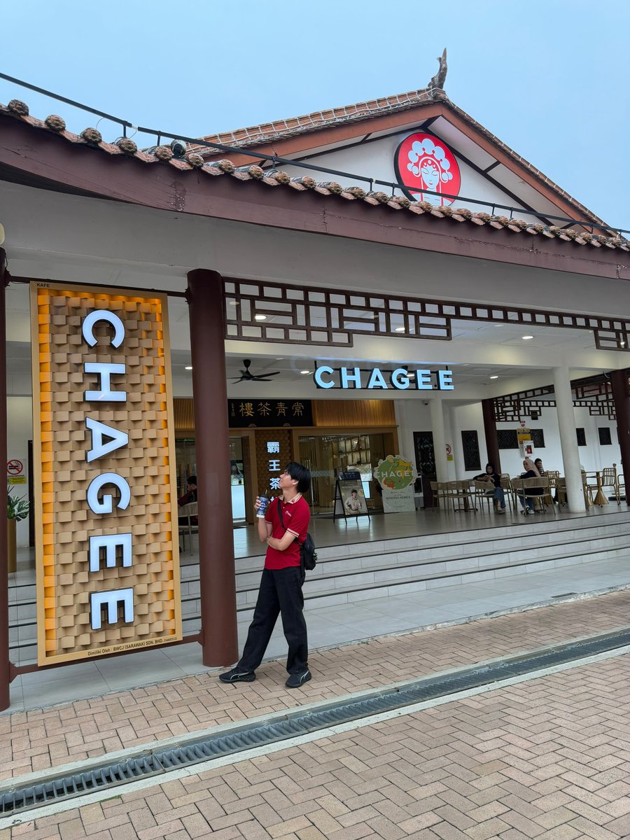 peachyxdy's tweet photo. laki gw balik dari malay bawain chagee 3 cup mana large semua 😭 https://t.co/1lIduLT957