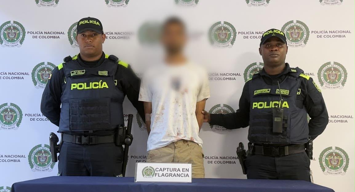 FicoGutierrez's tweet photo. Miren qué rabia este desadaptado.

Definitivamente con los animales no se juega. En Medellín la vida se respeta. 

Esta madrugada, en Villa Hermosa, un hombre fue capturado y señalado de causarle la muerte a su propia mascota, una perrita de apenas siete meses llamada Mía.

El hecho generó la reacción de la comunidad y el tipo tuvo que ser trasladado a un centro asistencial. Actualmente permanece bajo custodia de la Policía.

Ahora serán las autoridades las encargadas de esclarecer lo ocurrido y determinar las responsabilidades.

No solo es un tema de animales, es un tema de respeto por la vida.