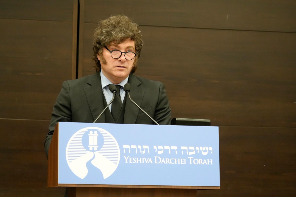 OPRArgentina's tweet photo. El Presidente Javier Milei recibió el Premio Ohev Yisrael y brindó un discurso en la institución educativa Yeshiva Darchei Torah, en el marco de su visita oficial a Nueva York para participar de la Asamblea General de las Naciones Unidas. https://t.co/c9jEhfVwyS