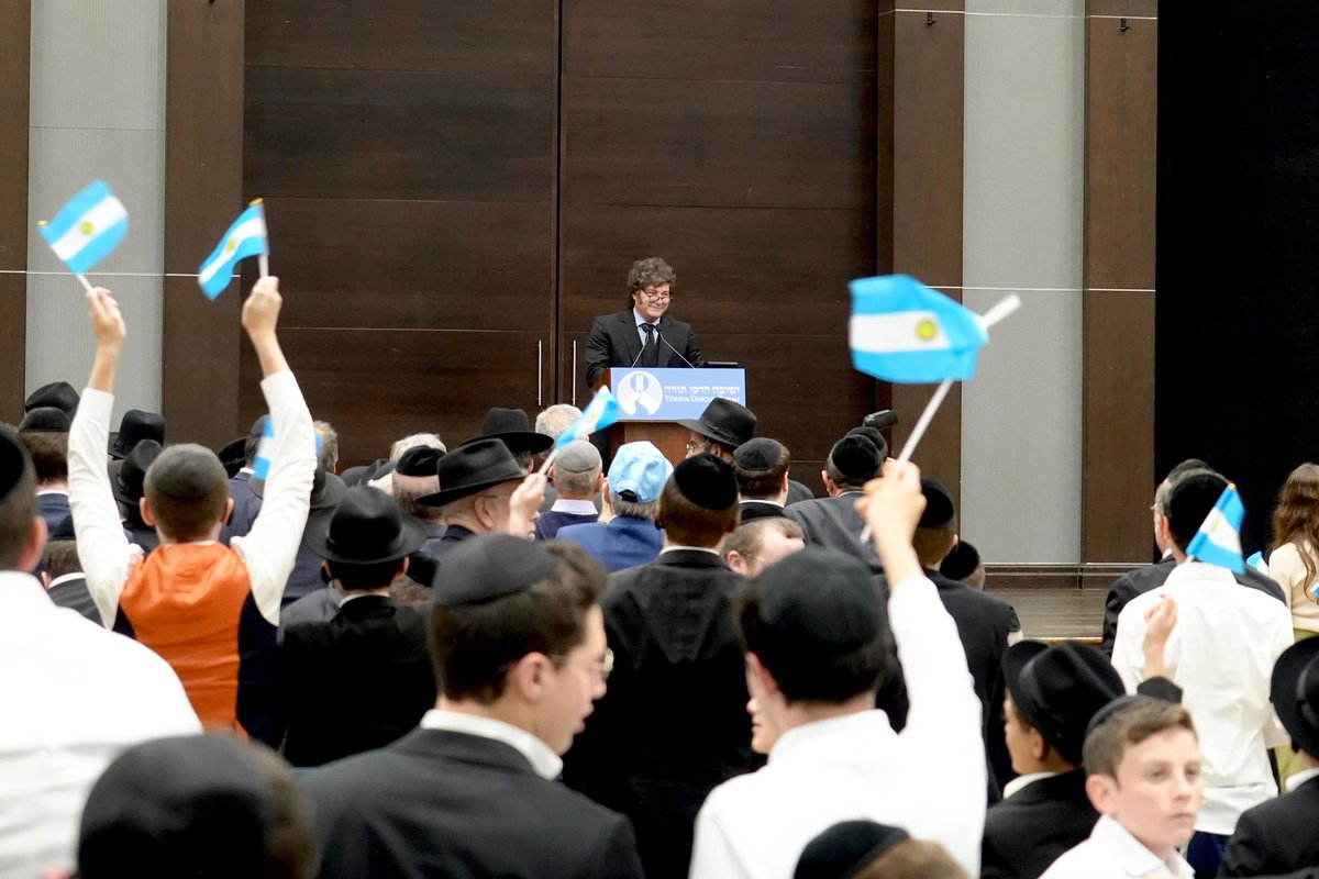 OPRArgentina's tweet photo. El Presidente Javier Milei recibió el Premio Ohev Yisrael y brindó un discurso en la institución educativa Yeshiva Darchei Torah, en el marco de su visita oficial a Nueva York para participar de la Asamblea General de las Naciones Unidas. https://t.co/c9jEhfVwyS
