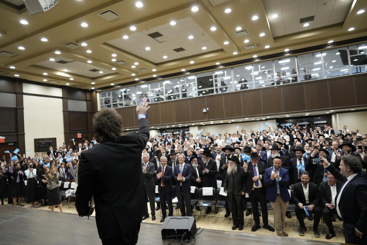 OPRArgentina's tweet photo. El Presidente Javier Milei recibió el Premio Ohev Yisrael y brindó un discurso en la institución educativa Yeshiva Darchei Torah, en el marco de su visita oficial a Nueva York para participar de la Asamblea General de las Naciones Unidas. https://t.co/c9jEhfVwyS