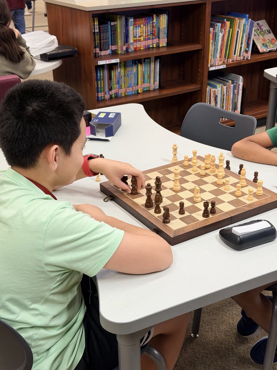 BeckJHLibrary's tweet photo. Checkmates is in full swing again! And they are loving our new chess clocks! Thank you for funding our grant @PTABeck ! @BeckJuniorHigh @katy_libraries #katylibraries @librarianerh https://t.co/1wruaYVY4r