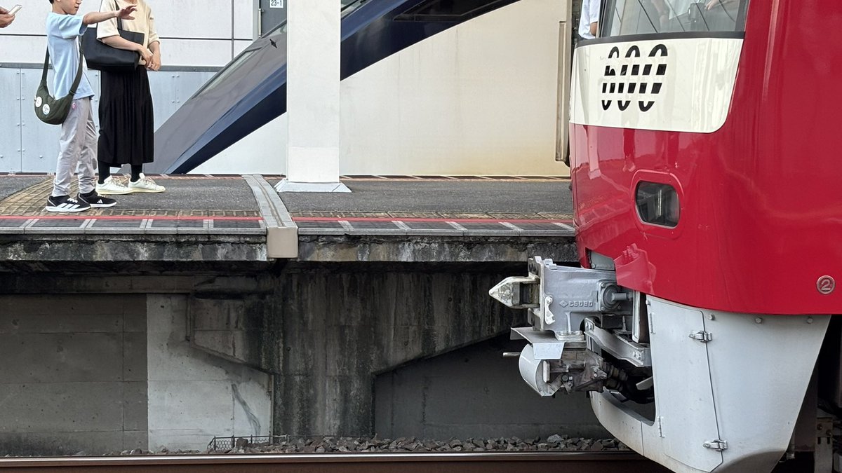 KaNaC250's tweet photo. 昨日新鎌ヶ谷でね
新鎌ヶ谷折り返しが本線上にいて動けないア特が本線に入りスカイライナーが副本線に入るという謎が起きましたとさ https://t.co/B6VWGlbZ6S