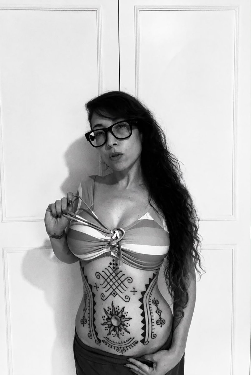 KarolFerro's tweet photo. … Tô tão feliz com essa tatuagem na barriga… Sonho realizado ! https://t.co/wOrScwPgoc