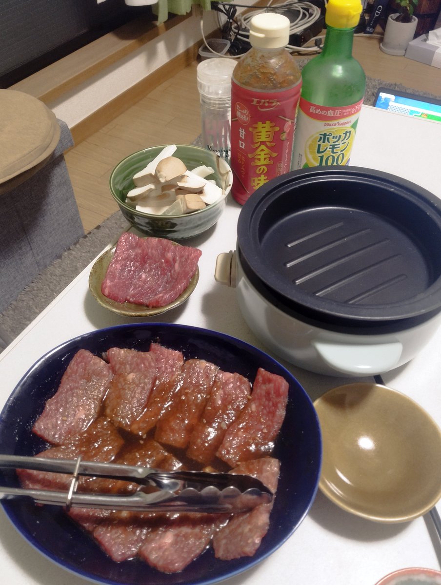 Shuichi5566's tweet photo. 和牛A5カルビ（友三角）

某料理ユーチューバーの動画参考に下処理（大したことはしてない）😋

お肉のポテンシャルなのか味付けのためかめちゃ美味かった！
炭不使用でおうち焼肉なら満足度💯😋

また近々やろぅ🤭

#焼肉
#おうち焼肉 https://t.co/yNzc4grsTi