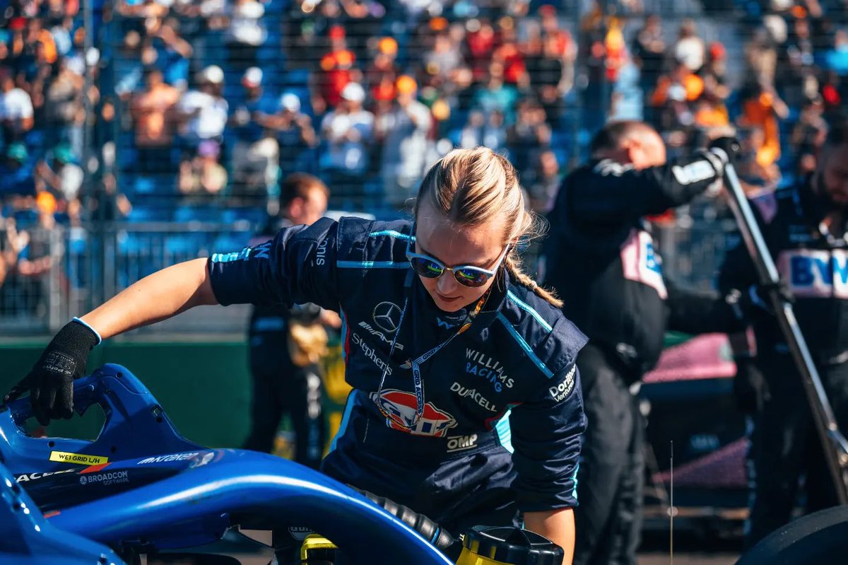 bruh_lette's tweet photo. *incorrect buzzer*
these are girls in F1 Academy!
here’s what women in f1 look like https://t.co/oVJ6wfW0cc