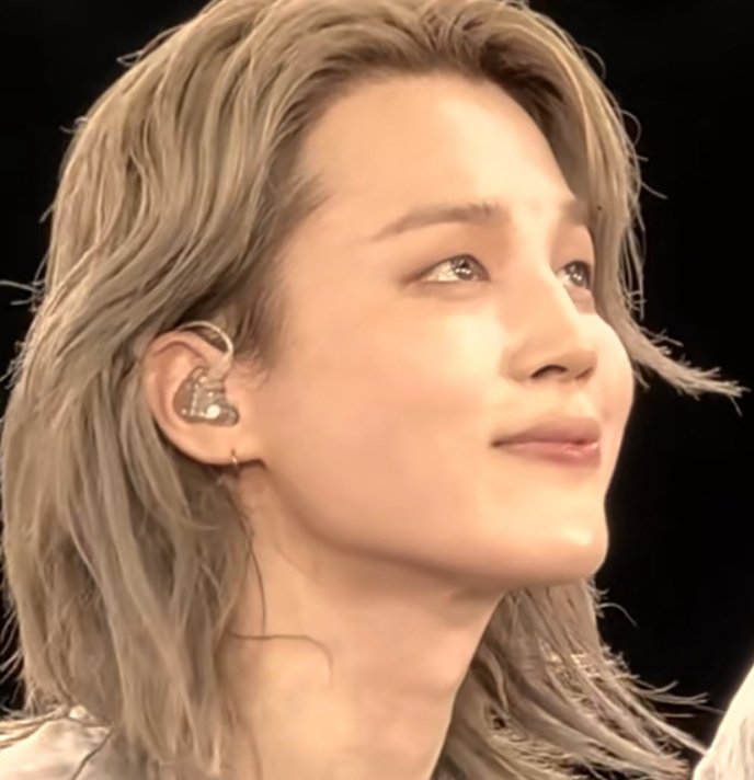 ri80749's tweet photo. @Lizzpry9 @hahahaholligan7 @jimsillks PARK JIMIN! UM HOMEM DE 30 ANOS, NATURAL E PERFEITO! NÃO PRECISA DE CIRURGIAS PLÁSTICAS, AGORA O FÉLIX NEM COM AS CIRURGIAS FICOU BONITO 🤣🤣🤣 CHORAR MAIS QUE AINDA TÁ POUCO! https://t.co/0J5OLl0jM1