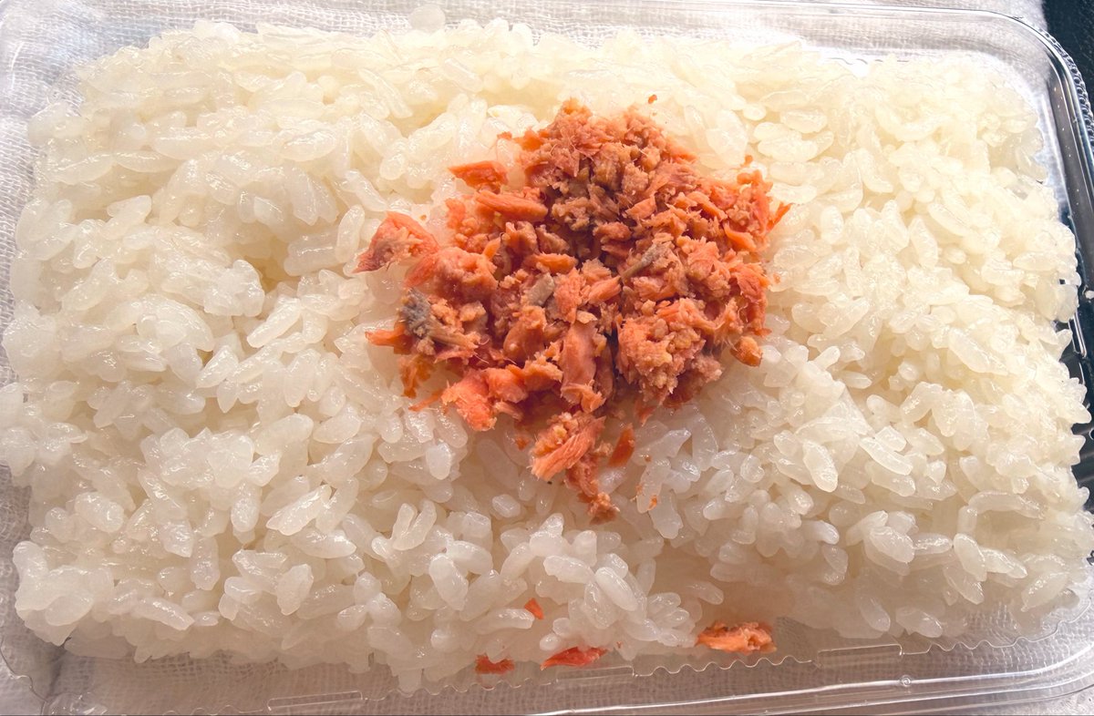 BASUPIlove's tweet photo. 食べてみたよ
今話題ローソンの一点突破飯

正直ぼだっこ期待はずれ
全然塩っぱくない
ただの少し味濃いめ鮭フレーク
これ作った奴ぼだっこ知らんちゃうん
これはぼだっこちゃう鮭ご飯

ソーセージは美味かった
味濃い照り焼きでジューシー
ソーセージたくさん入ってるし
ソースとアブラ染みたご飯最高 https://t.co/AGlMVU16CZ