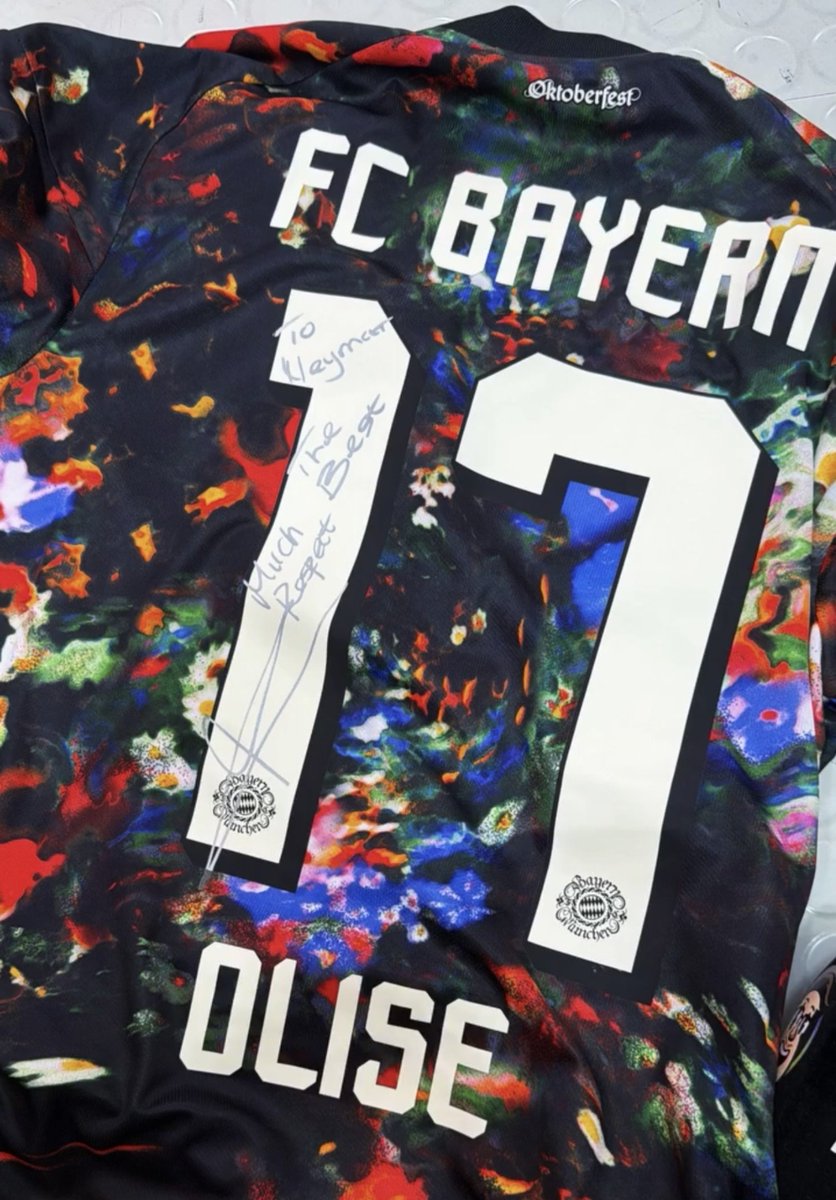 TouchlineX's tweet photo. 🚨 𝗡𝗘𝗪: Neymar Jr. received a beautiful Bayern jersey signed by Olise himself.

Olise's dedicatory: "To Neymar. Much respect, the best." https://t.co/sqZPCzk5kE