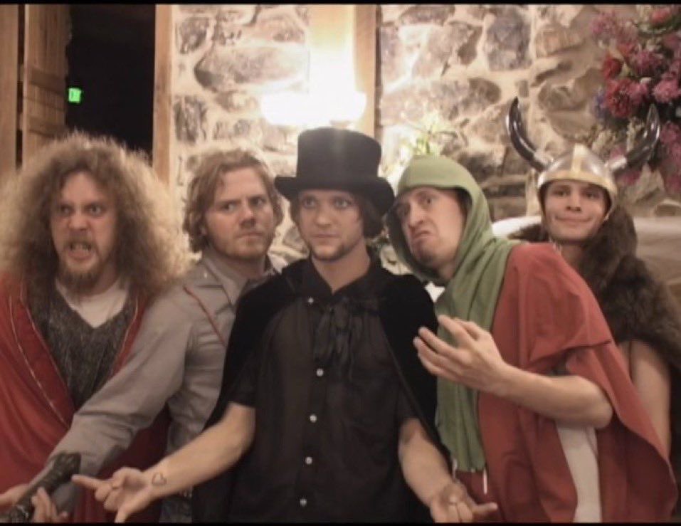 partyboymood's tweet photo. group costume idea https://t.co/lazxIDw2RF