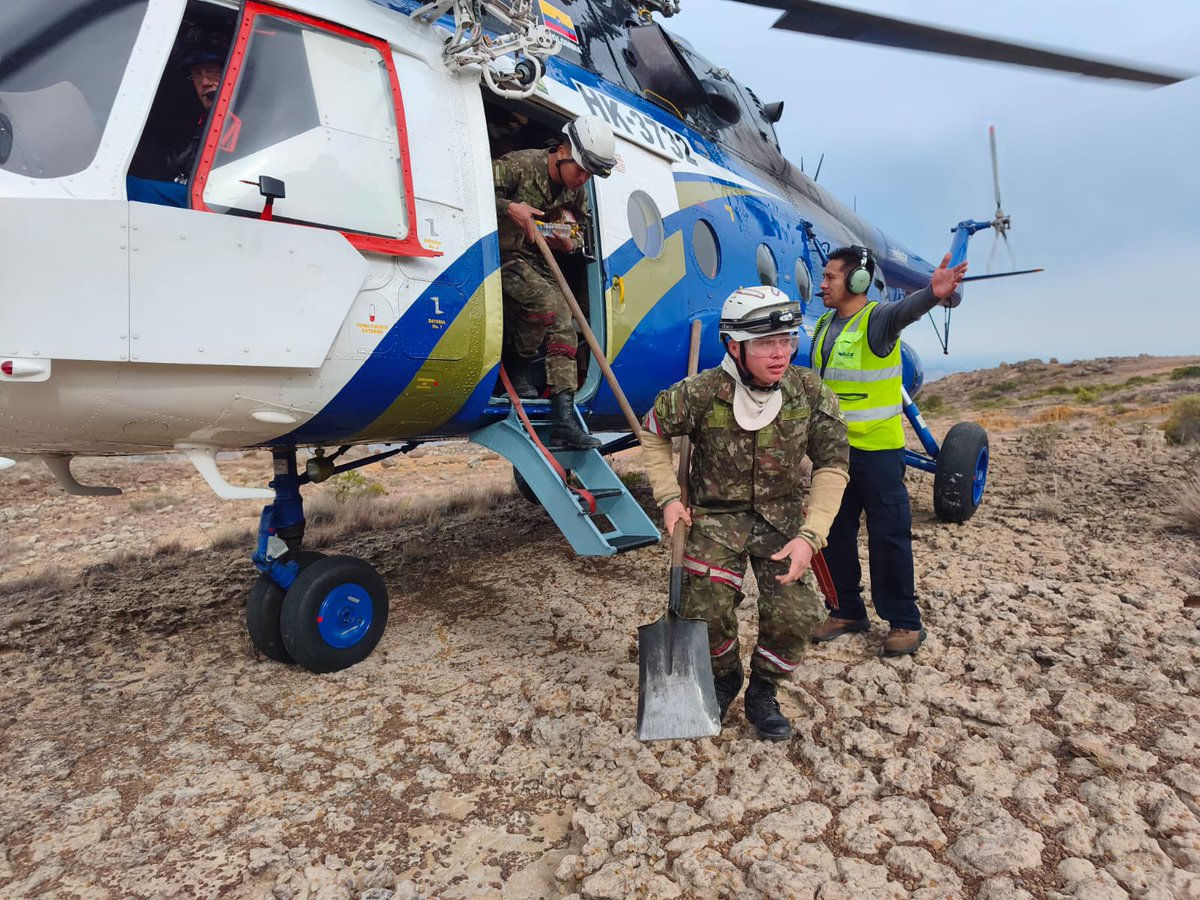 SNGRDColombia's tweet photo. #SNGRDBoyacá | Así trabaja el @SNGRDColombia, que coordina la @UNGRD!💪🏻🇨🇴

Gracias a nuestras entidades por su invaluable labor en la atención del incendio en Villa de Leyva.

@DefensaCivilCo🦺
@Ingenieros_EJC🫡
@FuerzaAereaCol🚁
@PoliciaColombia👮🏻‍♀️
@cruzrojacol⛑️
@DNBomberosCol👨‍🚒 https://t.co/sKHp9jgHgC