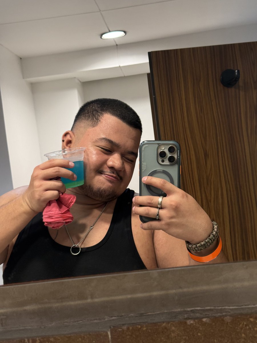 Ereoh99's tweet photo. Tipsy 🥴 ???? https://t.co/mmi0QzhBWn
