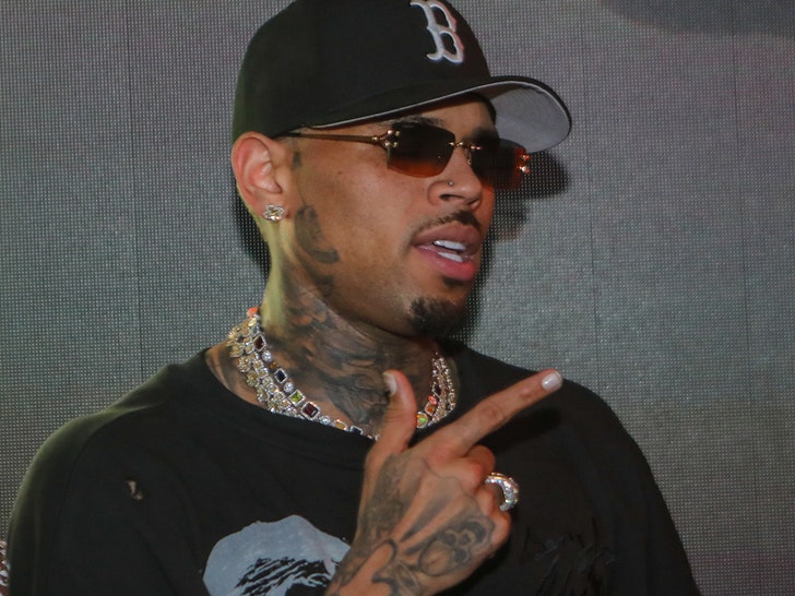 TMZ's tweet photo. 😬 Chris Brown goes off about disliking other celebs, being king and tells music industry to f*** off. 

Take a look: https://t.co/Ed400dkANl https://t.co/sL9XY0J4ge