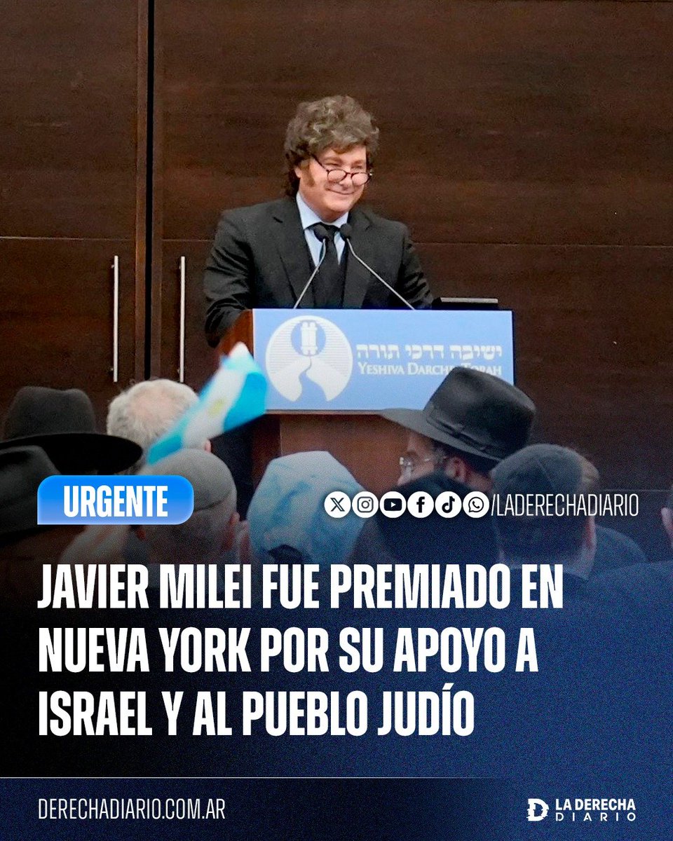 laderechadiario's tweet photo. 🚨🇦🇷🇮🇱✡️ | MILEI FUE PREMIADO EN NUEVA YORK POR SU APOYO A ISRAEL Y AL PUEBLO JUDÍO

El presidente Javier Milei recibió el Premio Ohev Yisrael —“amante de Israel”— durante una ceremonia en la Yeshiva Darchei Torah de Nueva York, en el marco de su visita por la Asamblea General de la ONU.

La institución ortodoxa reconoció al mandatario argentino por su constante respaldo al Estado de Israel y sus vínculos con la comunidad judía internacional. Milei recibió la distinción junto al rabino Yaakov Bender y luego brindó un discurso ante alumnos y autoridades de la yeshivá.

Durante el acto, los estudiantes recibieron al Presidente agitando banderas argentinas.