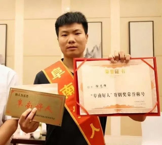 FrelingKevin's tweet photo. 2026年9月21日，网传曾因“处刑式虐猫”，被治安拘留的网红“杰克辣条”徐志辉，���一名天津女子上门捅伤送入ICU，其父亲当场身亡，行凶女子随后跳楼身亡。

据说行凶女子是天津人，有精神疾病。在安徽阜阳蹲点半年，才找到杰克辣条。

截至目前，没有任何公安、官方媒体发布警情通报证实该事件，消息仅 https://t.co/YoI8VUtRGH
