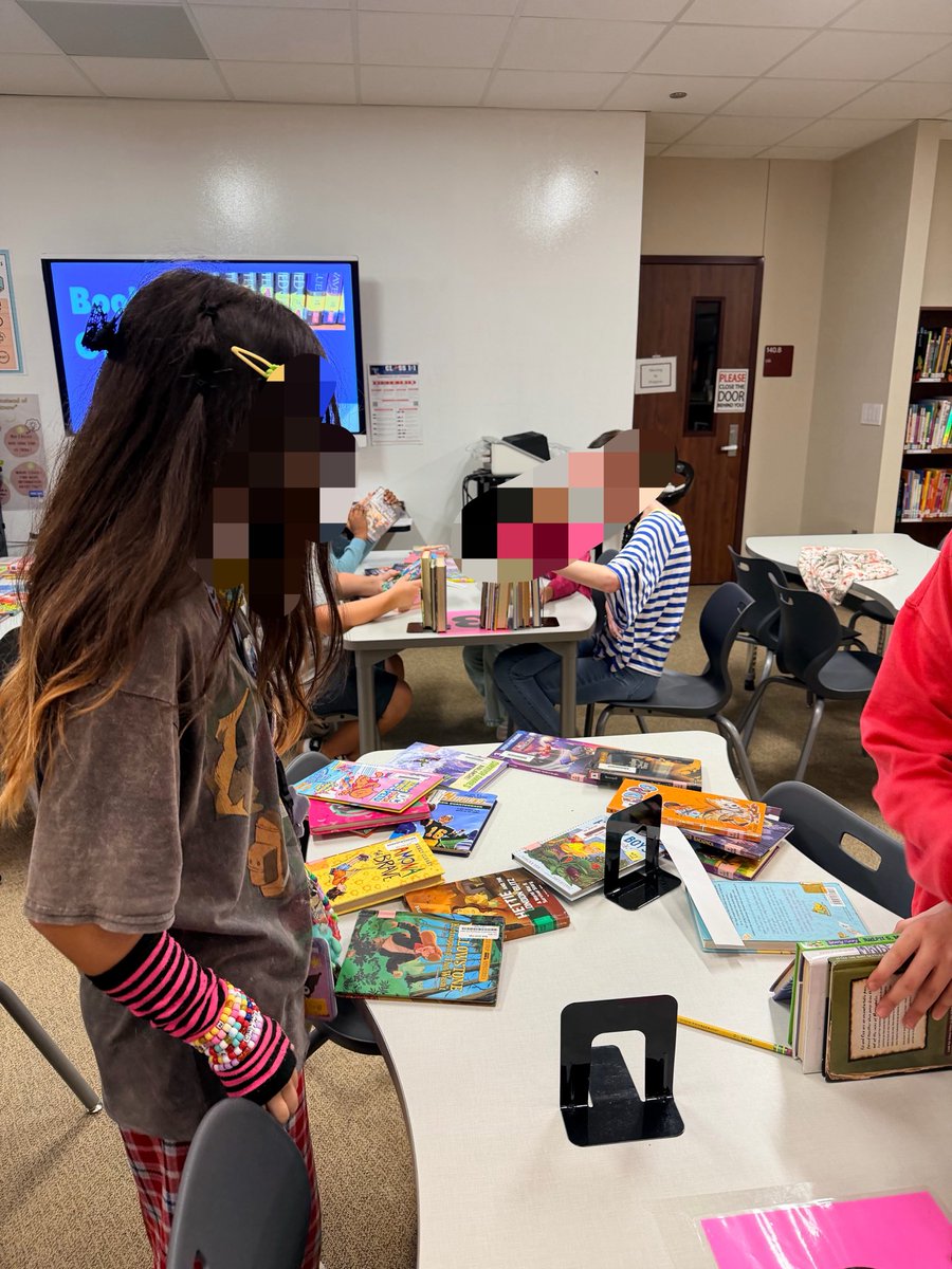 BeckJHLibrary's tweet photo. Alphabetizing and book hunting! Fun lessons with books in the library. @BeckJuniorHigh @katy_libraries @librarianerh #katylibraries https://t.co/p4spcIeuxf