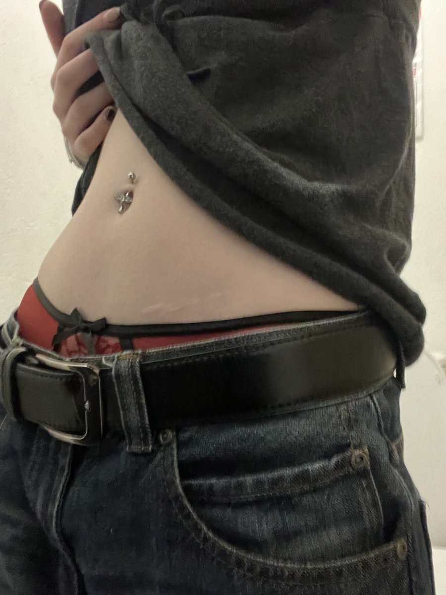 sinfulprey's tweet photo. does evb like my new piercing? (say yes.) https://t.co/YBjj6pJ8wm