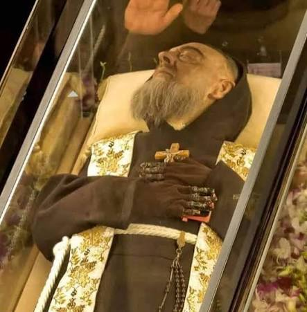 FrUgochukwu's tweet photo. This is a photograph of the incorruptible body of Padre Pio exhumed on March 2, 2008, 40 years after his death on September 23, 1968. https://t.co/VesMyszJ7R
